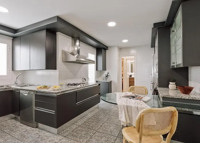 Iztapa - 4 Bedrooms In Eixample Esquerra ברצלונה